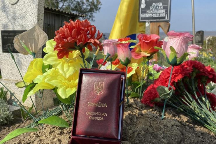 Побратими загиблого Захисника з Болградського району особисто передали рідним його державну нагороду (відео)