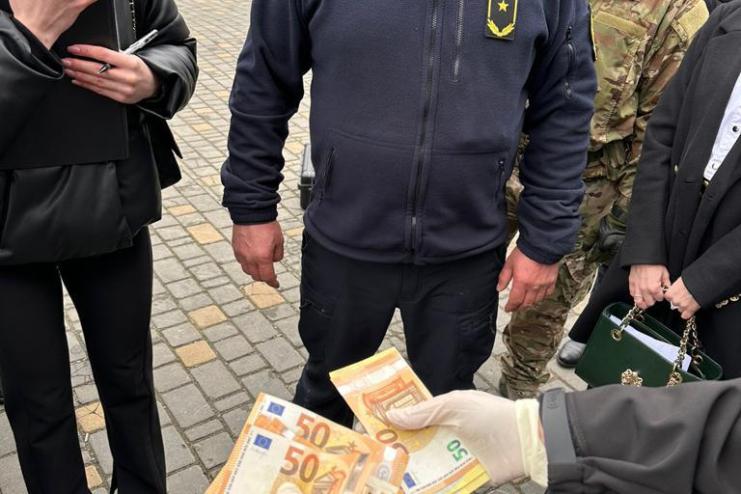 На Одещині правоохоронці затримали на хабарі митника