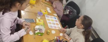 Чудове заняття для дітлахів - ромальовування писанок!