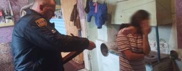 На Одещині горе-матір не пускала доньку до школи, щоб та доглядала молодших дітей