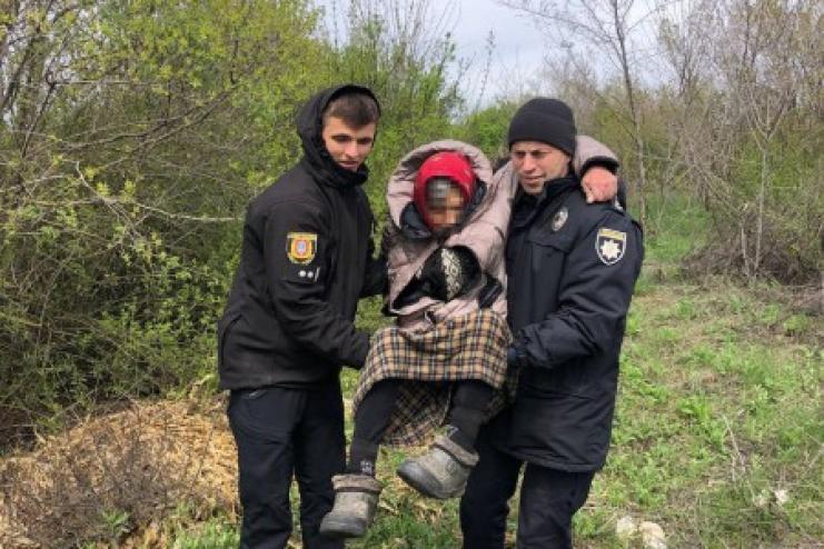 На Одещині поліцейські за лічені години розшукали літню жінку, яка кілька діб знесилена лежала в лісосмузі 