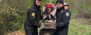 На Одещині поліцейські за лічені години розшукали літню жінку, яка кілька діб знесилена лежала в лісосмузі 