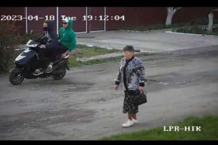 На Одещині поліція встановлює особи двох молодиків, які на мопеді пограбували літню жінку (фото)