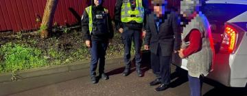 Одеські патрульні допомогли літньому чоловіку, який заблукав і не пам’ятав, де його дім