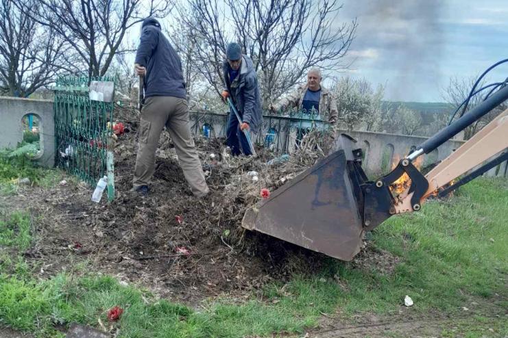 Велике прибирання до помінальних днів на кладовищах Тарутинської громади