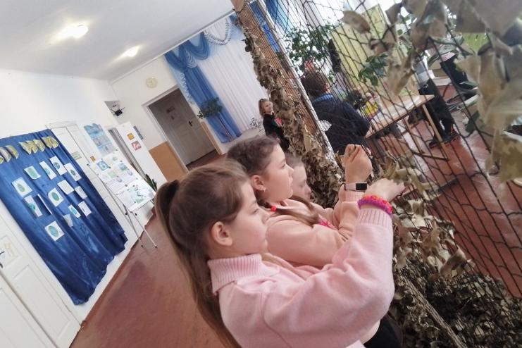 У Підгірненському ліцеї школярі на перервах плели для ЗСУ маскувальну сітку
