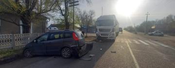 У Татарбунарській ТГ легковик не розминувся з вантажівкою, унаслідок чого постраждали дві людини