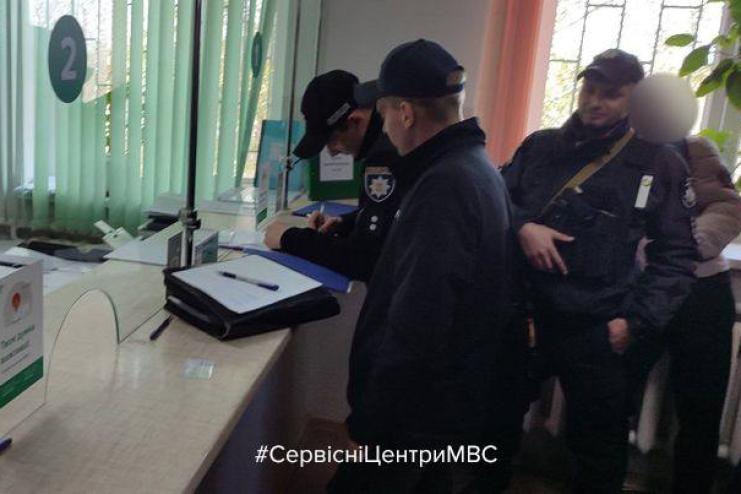 Підробив права й «попався»: знову на Одещині водій намагався  обміняти підроблені "права", але не зміг…