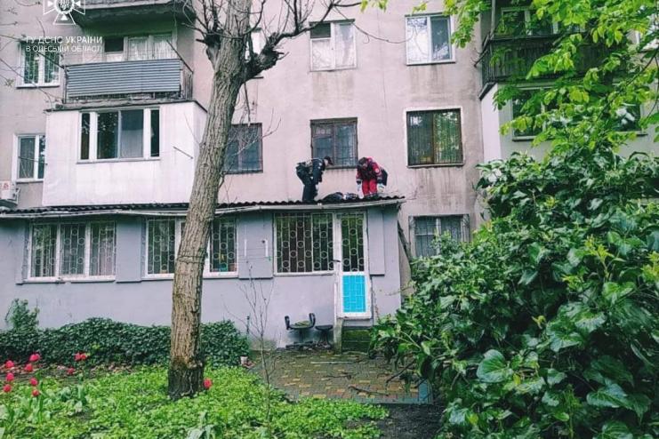 РЯТУВАЛЬНИКИ НАДАЛИ ДОПОМОГУ ПОСТРАЖДАЛІЙ ОДЕСИТЦІ, ЯКА ВИПАЛА З ВІКНА 5-го поверху