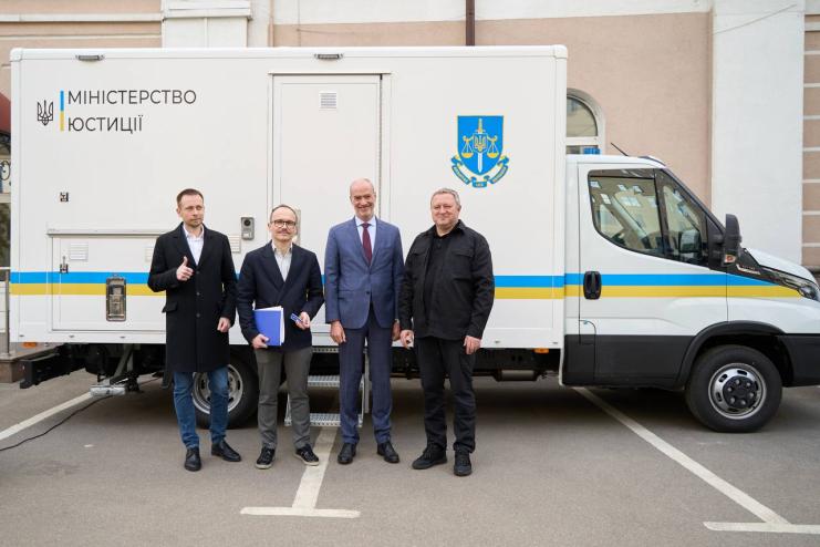 Україна отримала другу французьку мобільну лабораторію ДНК для роботи у регіонах активних бойових дій