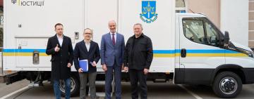 Україна отримала другу французьку мобільну лабораторію ДНК для роботи у регіонах активних бойових дій