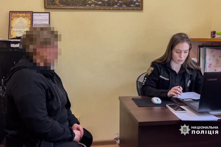 У трамваї посварилися чоловік із жінкою: його забрала «швидка», а її – поліція (відео)