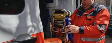 Медикам «швидкої» довелося у дорозі приймати недоношеного малюка з обвиттям пуповиною