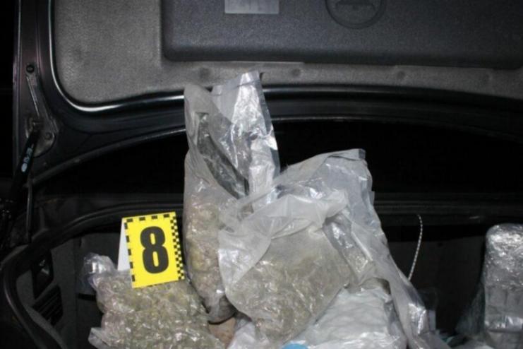 PVP, екстазі, ЛСД та гриби: одеські поліцейські виявили у зупиненому авто склад наркотиків