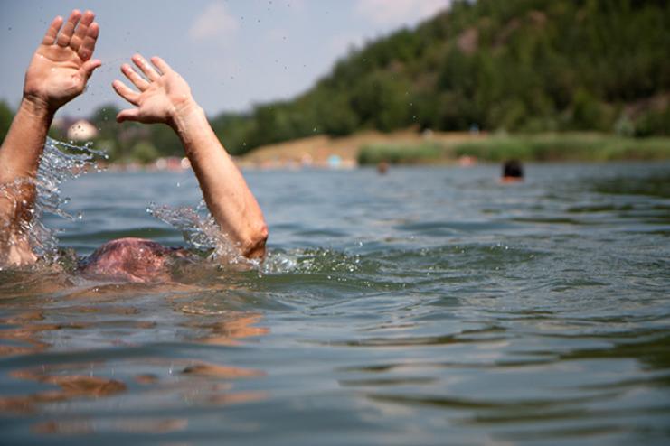 На Мирнопільській водоймі людина пішла під воду