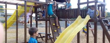 Дитячий майданчик у подарунок малечі Слобідки від фермера