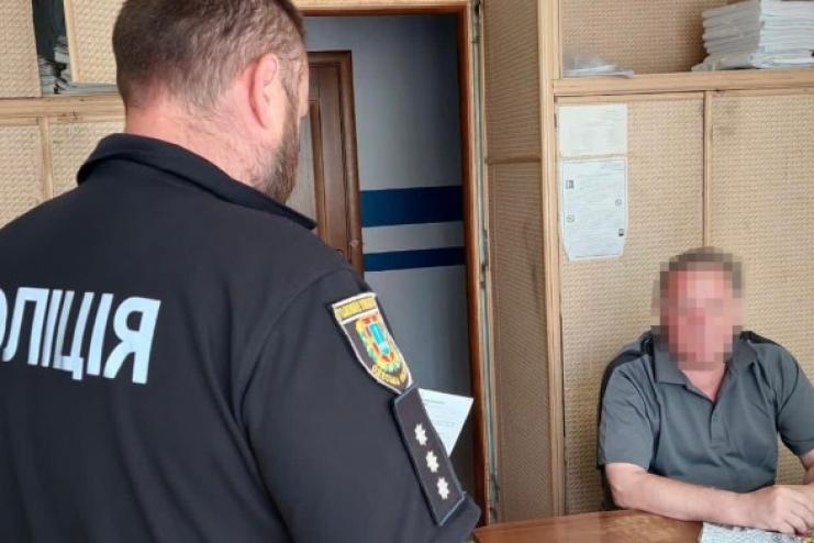 60-річному жителю Одещини повідомили про підозру у поширенні символіки комуністичного та нацистського тоталітарних режимів