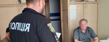 60-річному жителю Одещини повідомили про підозру у поширенні символіки комуністичного та нацистського тоталітарних режимів
