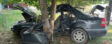 Чоловік та підліток у реанімації: в Ізмаїлі легковик в’їхав у стовп та дерево