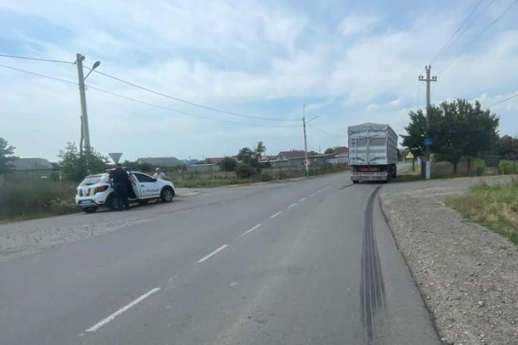 Раптово почала переходити проїжджу частину: на Одещині водій вантажівки наїхав на 28-річну жінку
