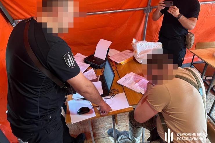 ДБР викрило схему привласнення "бойових" доплат військовим
