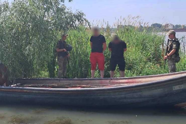 На Дунаї прикордонники затримали двох румунів, які «заснули в човні»