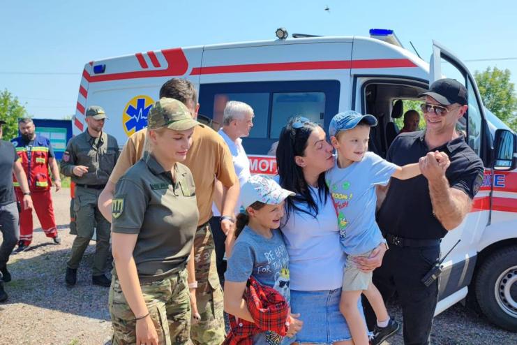 В Україну повернули дітей бойової медикині, яких викрали окупанти та приховували це