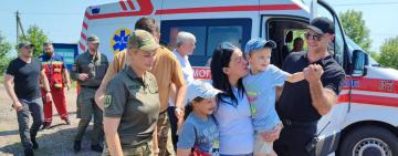 В Україну повернули дітей бойової медикині, яких викрали окупанти та приховували це