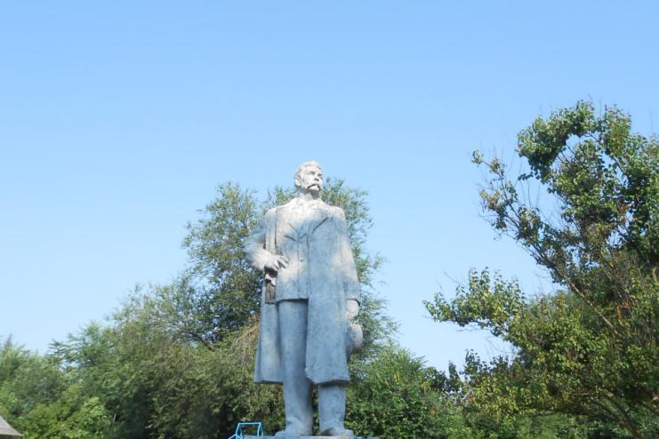 У селищі Бородіне знесуть пам'ятник Горькому