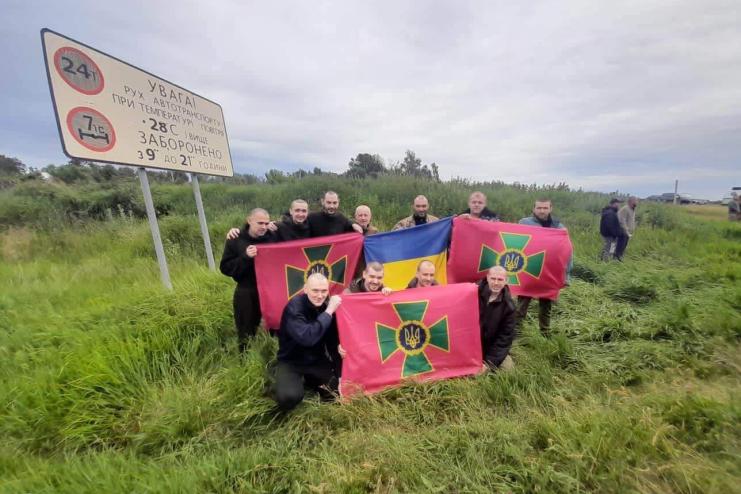 Зустрінемо Героїв разом! Після 15-ти місяців полону додому повертаються двоє Захисників Зміїного з Одещини