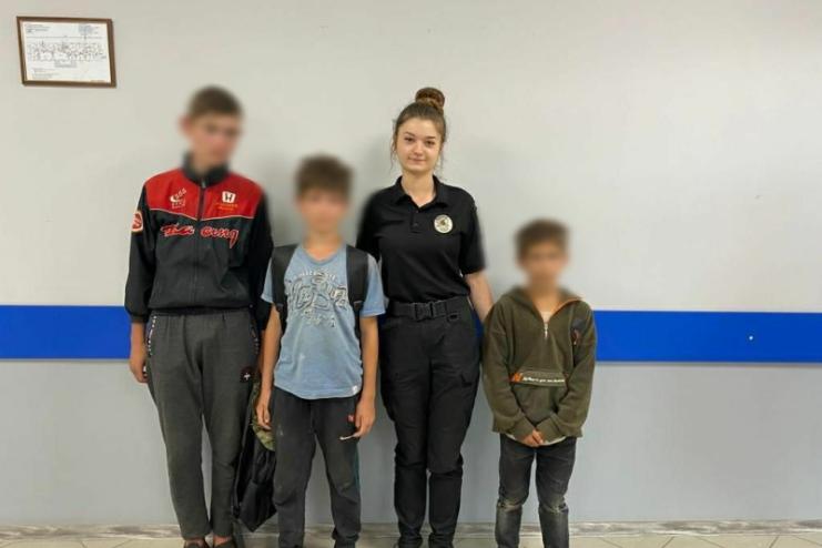 Вирішили помандрувати: поліцейські розшукали трьох дітей, які ще 4 дні тому втекли з дому