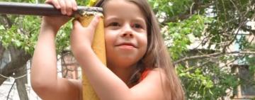 “Мрія — аби Путін зд..х”: 6-річна дівчинка з Одеси продає браслети й передає гроші волонтерам