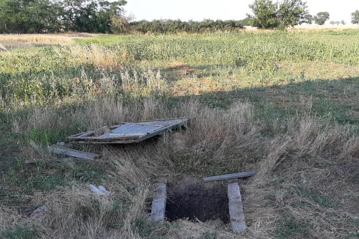 Побив, підпалив одяг і кинув у вигрібну яму: через 500 кг пшениці мешканець Одещини ледь не вбив односельчанку