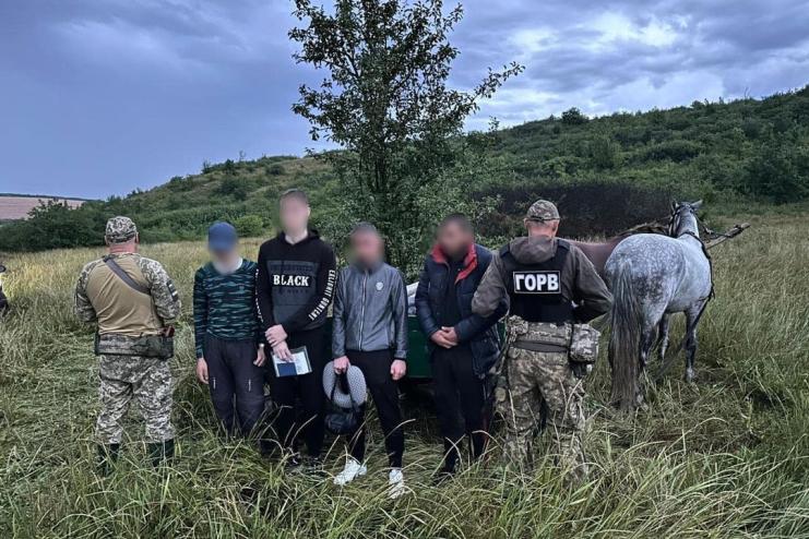 Організував «трансфер» гужовим транспортом: на Одещині затримали іноземця, який за 4,5 тис дол переправляв чоловіків за кордон