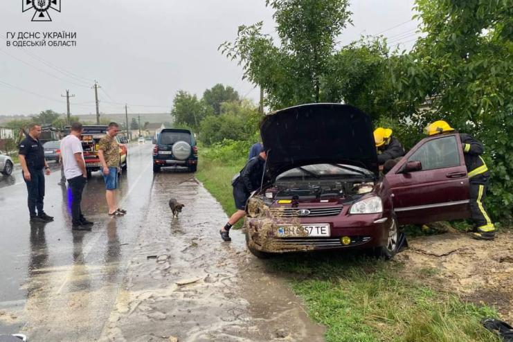 Рятувальники врятували водія з понівеченої автівки