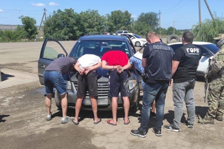 У ПІДЛОЗІ ЛЕГКОВИКА ЗА 4500$: НА ТРАСІ «ОДЕСА-РЕНІ» ЗАТРИМАЛИ ІНОЗЕМЦІВ, ЯКІ ПЕРЕВОЗИЛИ В МОЛДОВУ ДВОХ УКРАЇНЦІВ