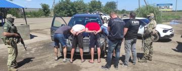 У ПІДЛОЗІ ЛЕГКОВИКА  ЗА 4500$: НА ТРАСІ «ОДЕСА-РЕНІ» ЗАТРИМАЛИ ІНОЗЕМЦІВ, ЯКІ ПЕРЕВОЗИЛИ В МОЛДОВУ ДВОХ УКРАЇНЦІВ