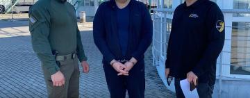 В Україну екстрадовано підозрюваного у справі щодо замаху на заволодіння 5 млн грн коштів Укрзалізниці під час закупівлі ПЛР-тестів