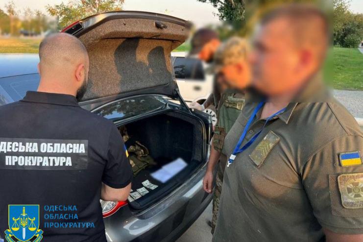 Начальника та інспектора одного з відділів прикордонслужби Ізмаїльського прикордонного загону підозрюють у хабарництві