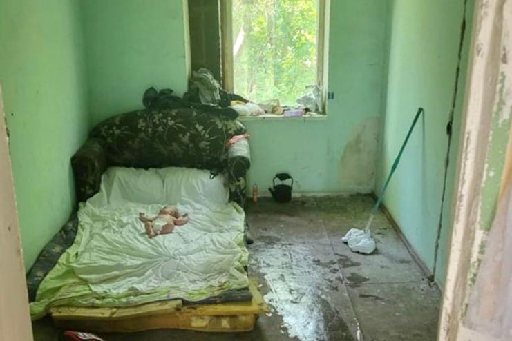 Жила у закинутій будівлі: на Одещині поліцейські і соцслужби вилучили у матері двомісячного сина