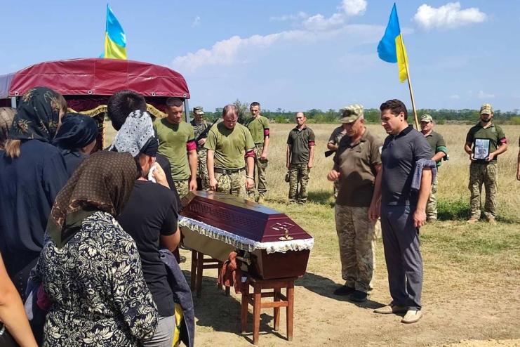 На Одещині навколішках провели в останню путь загиблого на війні Семена Демірова