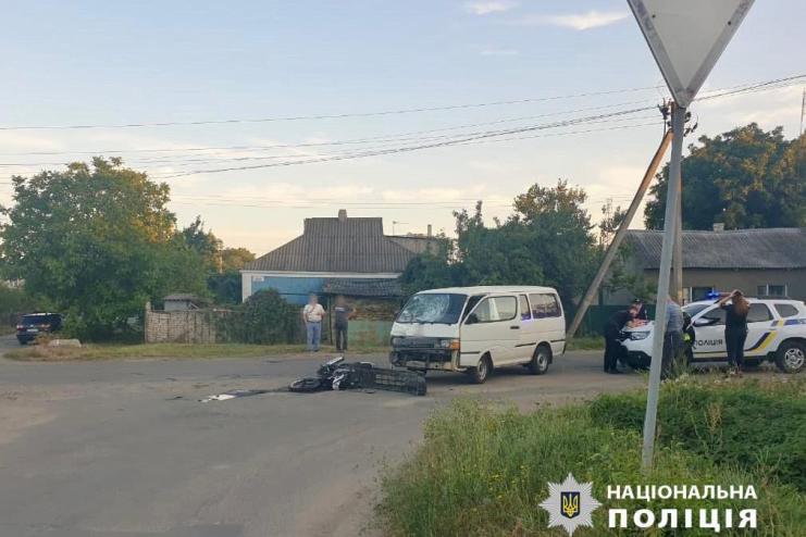 У постраждалого - політравми: на Одещині п’яний водій мікроавтобуса врізався в мотоцикліста