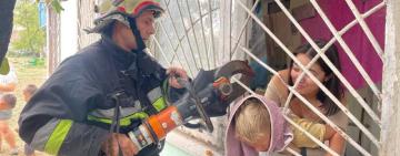 Застряг в решітці вікна: одеські рятувальники діставали хлопчика з небезпечної пастки