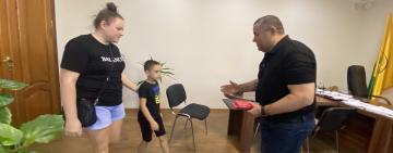 УСІ – СВОЇ: У ТАРУТИНСЬКІЙ ГРОМАДІ ЗРОБИЛИ СЮРПРИЗ ДЛЯ МАЛЕНЬКОГО ПЕРЕСЕЛЕНЦЯ З ХАРКОВА