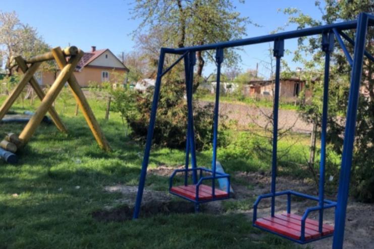 На Одещині трирічній дитині відірвало палець на гойдалці
