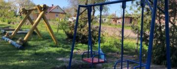 На Одещині трирічній дитині відірвало палець на гойдалці