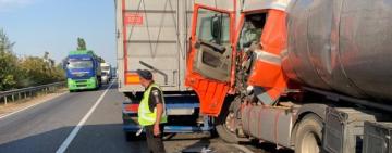 Через зіткнення двох фур на трасі Одеса-Рені ускладнено рух