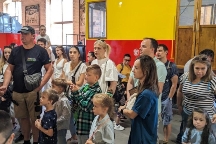 Одеський волонтерський центр запросив родини переселенців на екскурсію до Музею електротранспорту