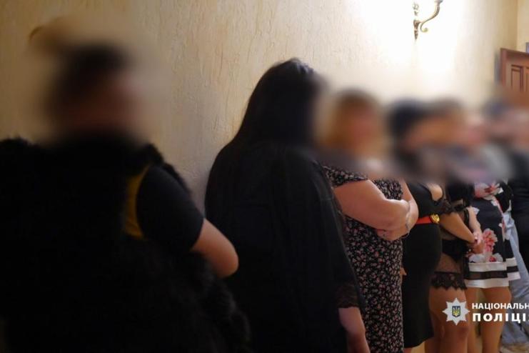  Втягнули 13 дівчат у заняття проституцією: в Одесі поліцейські викрили групу осіб у сутенерстві