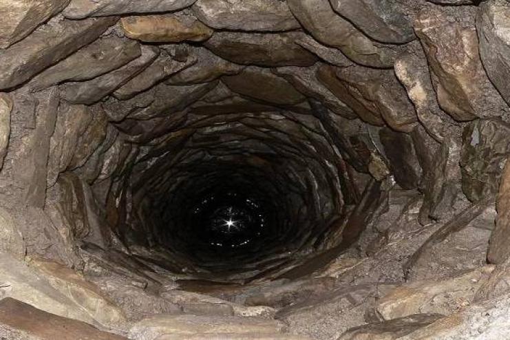 На Одещині дворічна дівчинка впала в колодязь, її присипало камінням